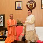 मुख्यमंत्री धामी ने लखनऊ में उत्तर प्रदेश के मुख्यमंत्री योगी से की शिष्टाचार भेंट