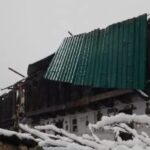 सीमावर्ती नीती घाटी में बर्फवारी से ग्रामीणों के घर व गोशालाऐं हुई क्षतिग्रस्त