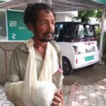 डीएम सविन ने  पेश की मानवता की मिसाल, असहाय राजू को दिया सहारा