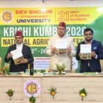 देवभूमि उत्तराखण्ड विश्वविद्यालय द्वारा आयोजित कृषि कुम्भ में प्रगतिशील किसानों को सम्मानित करते कृषि मंत्री गणेश जोशी