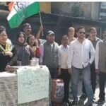 कांग्रेस कार्यकर्ताओं ने गटर लाने की गैस के प्रयोग से किया प्रदर्शन