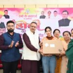 अंतर्राष्ट्रीय महिला दिवस पर पूर्व सैनिक की बेटी को लैपटॉप प्रदान करने कैबिनेट मंत्री गणेश जोशी, आपदा प्रभावित परिवारों को भी बांटी सहायता राशि