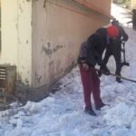 बदरीनाथ धाम में नगर पंचायत की एडवांस टीम शुरू किया बर्फ हटाना