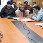 जिलाधिकारी के आश्वासन के बाद परियोजना प्रभावितों का धरना स्थगित