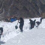 बर्फ हटाकर रास्ता बना रही सेना, यात्रा होगी सुगम