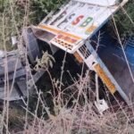 अनियंत्रित वाहन गहरी खाई में गिरा, SDRF का त्वरित रेस्क्यू चालक की मौत, एक घायल बचाया गया