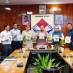 सीएम ने लोक निर्माण विभाग की मास्टर प्लान पुस्तिका का किया विमोचन