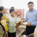 कैंसर से जूझती मां के आंसुओं में जिला प्रशासन बना उम्मीद की किरण