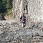 दरकने लगी काली चट्टान, जान जोखिम में डालकर हो रही आवाजाही