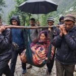 बीमार महिला को डंडी के सहारे पहुंचाया सड़क तक