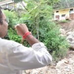 अतिवृष्टि प्रभावित नारायणबगड़ पहुंचे डीएम, राहत कार्यों का लिया जायजा