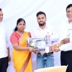 मुख्यमंत्री को सौंपा ज्ञापन, कुछ घंटों में मिली सिलाई मशीन