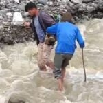 हादसे को न्यौताः उफनते गधेरे से रोज गुजर रहे ग्रामीण