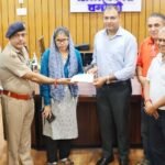 दिवंगत पत्रकार हरीश बिष्ट की पत्नी को मिली 5 लाख की सहायता
