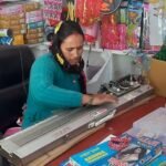 सुई-धागे से संवारी जिंदगी, अब सिलाईं-बुनाई से घर संवार रहीं सुशीला
