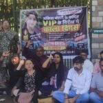 अंकिता हत्याकांड: वीआईपी पर उठे सवाल, काली पट्टी बांध यूकेडी ने खोला मोर्चा